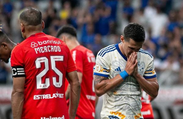 Mateus Vital, jogador do Cruzeiro, lamenta chance perdida durante partida contra o Internacional.(Imagem:Fernando Moreno/AGIF)