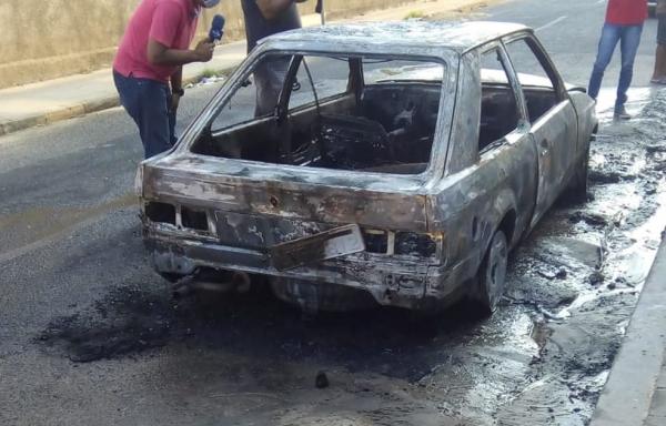 Carro ficou completamente destru&iacute;do no bairro Tabuleta, Zona Sul de Teresina.(Imagem:Divulga&ccedil;&atilde;o/CorpodeBombeiros)