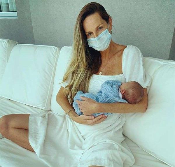Com um filho de três meses, Mariana Weickert revela ainda não beijou o bebê sem o uso da máscara(Imagem:Reprodução)