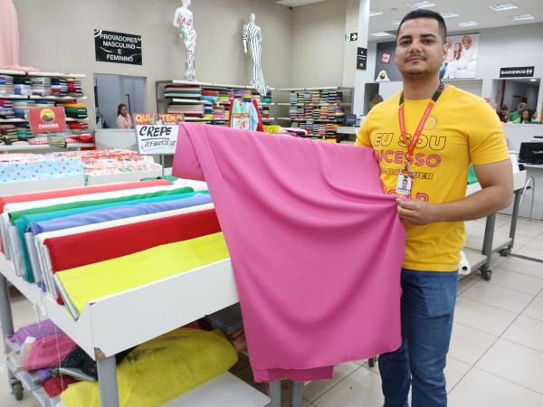 Ramires, chefe do setor de tecidos do Armazém Paraíba.(Imagem:FlorianoNews)