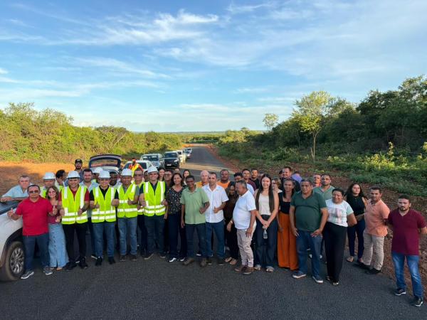 Deputado e prefeitos visitam obras da Rodovia Colônia - São Francisco(Imagem:Ascom)