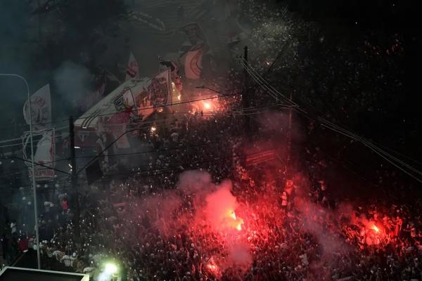 Torcida do São Paulo faz festa antes de jogo: cena comum em duelos decisivos.(Imagem:Marcos Ribolli)