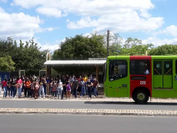 Estudantes reclamam de lotação em transporte público de Teresina após retorno das aulas presenciais em universidade.(Imagem:Arquivo Pessoal)