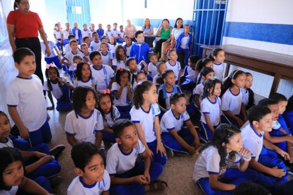 Prefeitura de Floriano leva Biblioteca Itinerante às escolas em comemoração ao mês do Folclore(Imagem:Secom)