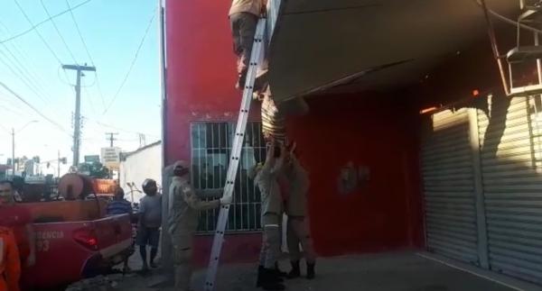 Corpo de Bombeiros resgatou homem que ficou pendurado em marquise na Zona Sul de Teresina.(Imagem:Arquivo pessoal)