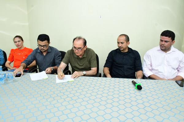 Poder Legislativo acompanha a posse do Conselho Municipal de Habitação de Floriano.(Imagem:CMF)