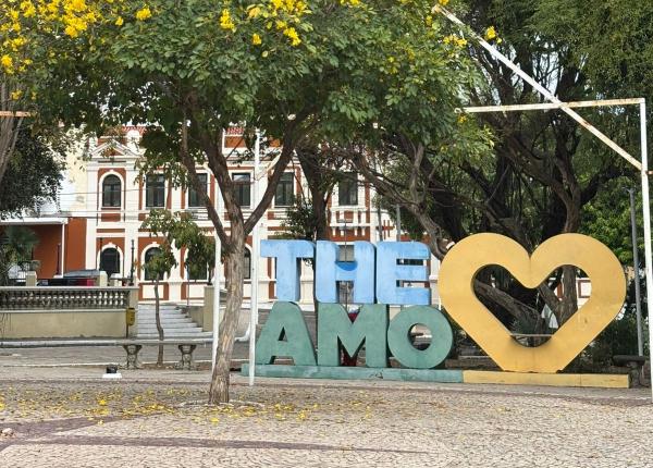 Letreiro na Praça Pedro II, Centro de Teresina.(Imagem:Leilane Nunes)