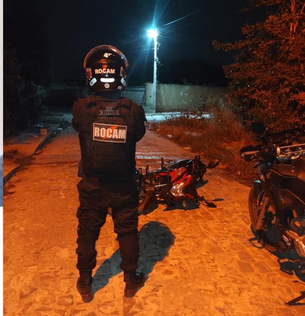 PM apreende arma de fogo e recupera moto roubada em operação no bairro N. Sra. da Guia, em Floriano.(Imagem:Divulgação/PM)