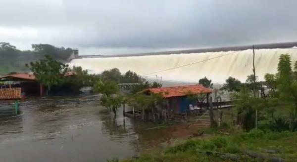 Mesmo assim, o alagamento surpreendeu alguns donos de bares. De acordo com Otávio Pereira, alguns empresários deixaram equipamentos como freezers, geladeiras, cadeiras e até mesas(Imagem:Reprodução)