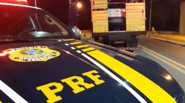 O veículo era transportado em um caminhão, quando foi abordado pelos policiais.(Imagem:Divulgação/PRF)