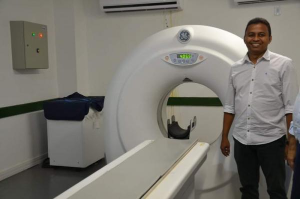 Francisco Costa parabeniza serviço de neurocirurgia do hospital de Floriano.(Imagem:Alepi)