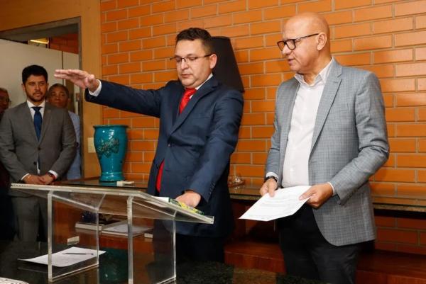 Hélio Rodrigues (PT) toma posse como deputado na Alepi no lugar de Fábio Xavier (PT), nomeado para Seagro.(Imagem:Jarbas Santana/ Alepi)