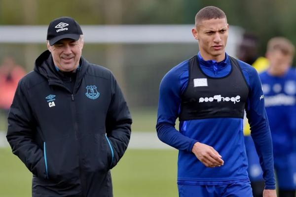 Carlo Ancelotti ao lado do atacante capixaba Richarlison.(Imagem:Site oficial do Everton)