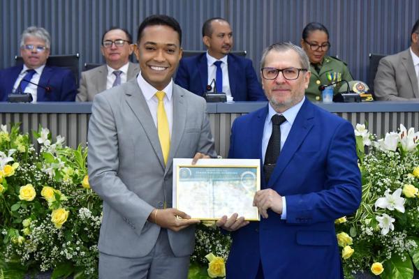 Vereador Felipe Vieira participa da entrega do Título de Cidadania Florianense na Câmara Municipal(Imagem:Ascom)