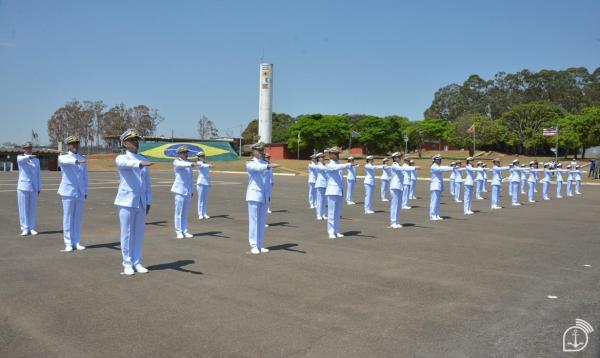 Os novos Oficiais RM2 da turma de 2025 prestaram juramento à Bandeira durante formatura no CIAB, em Brasília.(Imagem:Sargento Levi/Marinha do Brasil)