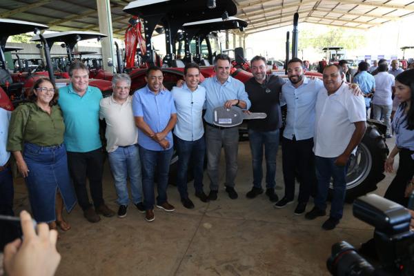 Ciro realiza entrega de equipamentos agrícolas com diversos prefeitos.(Imagem:Ascom)
