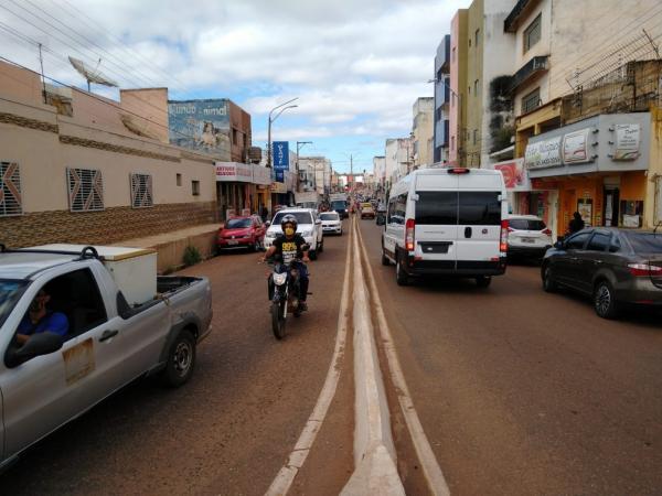 Trânsito registrado na Avenida Getúlio Vargas, em Picos.(Imagem:Antônio Rocha /TV Clube)