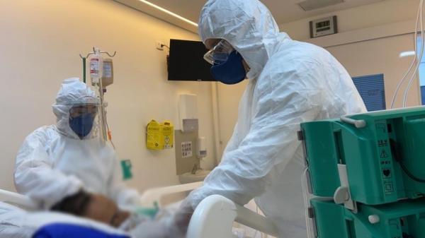 Funcionários do hospital Igesp, na Bela Vista, região central de São Paulo, atendem paciente internado com coronavírus (Covid-19).(Imagem:Divulgação/Igesp)
