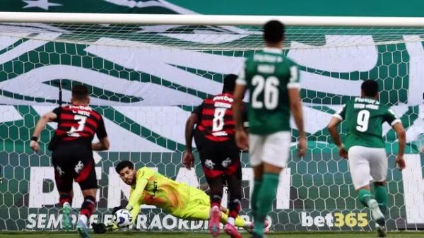Rossi defende pênalti para o Flamengo contra o Palmeiras.(Imagem:Reuters)