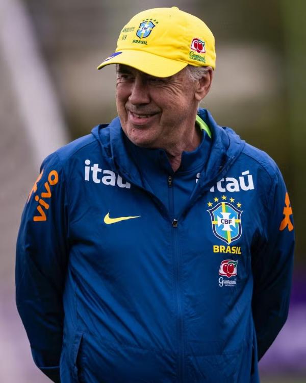 Ancelotti comandando treinamento da Seleção Brasileira.(Imagem: Léo Sguaçabia)
