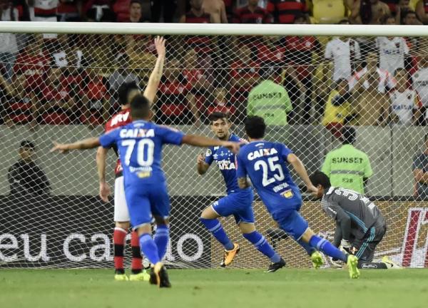  Arrascaeta comemora gol contra o Flamengo em 2017.(Imagem:André Durão / GloboEsporte.com )