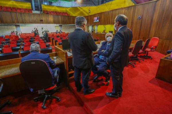 Presidente convida deputados para outorga de cidadania ao ministro Humberto Martins.(Imagem:Alepi)