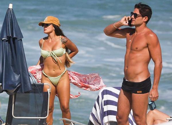 Carol Peixinho e André Martinelli curtem praia no Rio.(Imagem:Delson Santos)