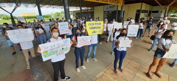 Estudantes dos cursos de saúde fazem protesto na UFPI.(Imagem:Marcos Teixeira/UFPI)