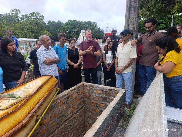 Corpo do rep&oacute;rter Joilson Leandro &eacute; sepultado em Floriano sob homenagens de familiares, amigos e colegas(Imagem:FlorianoNews)