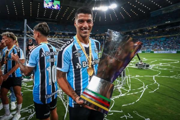 Suárez posa com a taça da Recopa Gaúcha vencida pelo Grêmio.(Imagem:Lucas Uebel/Divulgação Grêmio)