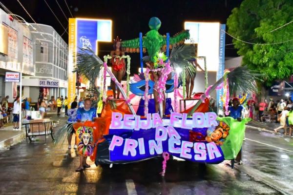 Desfile de escolas de samba e shows na beira-rio marcam o último dia do Carnaval de Floriano.(Imagem:Secom )