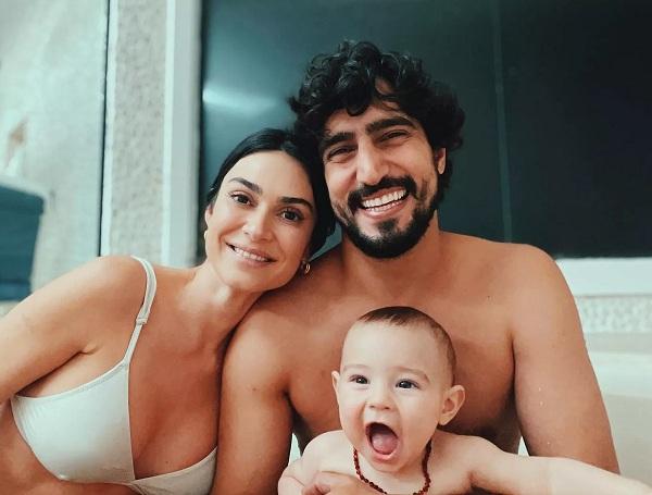 Thaila Ayala encanta com clique em família na banheira.(Imagem:Reprodução / Instagram)