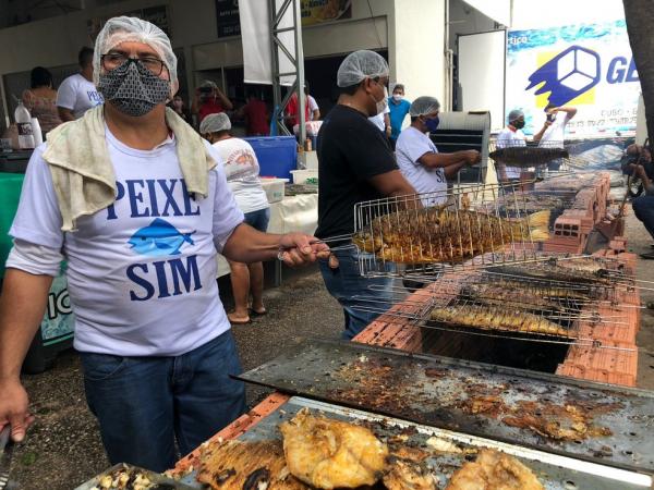 Vendas caem 80% e vendedores de Teresina fazem churrasco de peixe para orientar sobre doença da urina preta(Imagem:Layza Mourão)