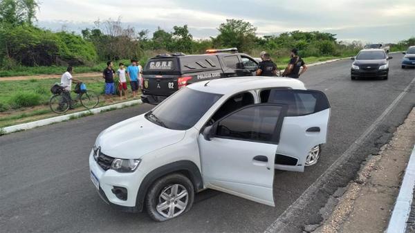 Polícia troca tiros com bandidos e resgata vítima de sequestro(Imagem:Natanael Souza)