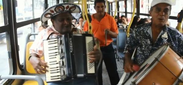 Sanfoneiro piauiense Luiz Arcanjo se apresenta dentro de ônibus em Salvador (BA).(Imagem:TV Clube)