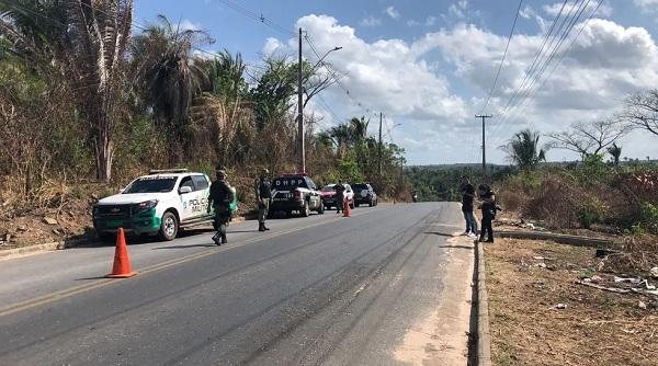 Homem é encontrado morto com marcas de tiro na Av. Josué de Moura Santos, em Teresina.(Imagem:Ravi Marques /TV Clube)