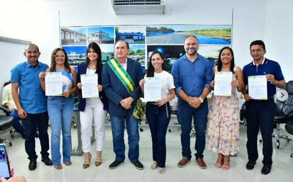 Novos servidores tomam posse em cerimônia conduzida pelo prefeito Antônio Reis em Floriano.(Imagem:Reprodução/Instagram)