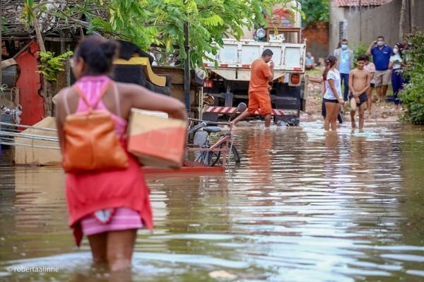 Os transtornos causados pelas fortes chuvas têm marcado o início do mês de Janeiro em várias regiões do Piauí. Em Teresina, de acordo com a Defesa Civil municipal, pelo menos 120 f(Imagem:Reprodução)