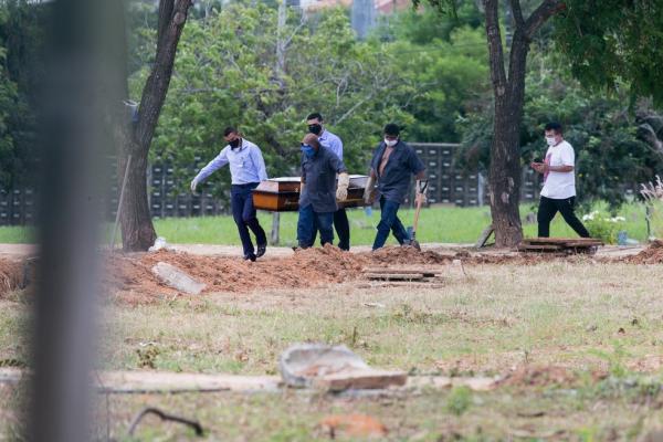 Mortes diárias por Covid-19 cairam no país(Imagem:Camila Lima)