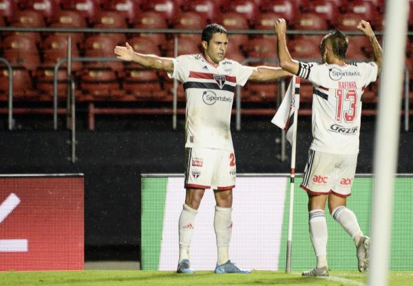 O Manaus desta quarta-feira, time da Série C do Brasileirão, foi pouco resistente e sucumbiu em menos de dez minutos entre os gols de Eder e Diego Costa.  O 2 a 0 permitiu a Rogéri(Imagem:Reprodução)