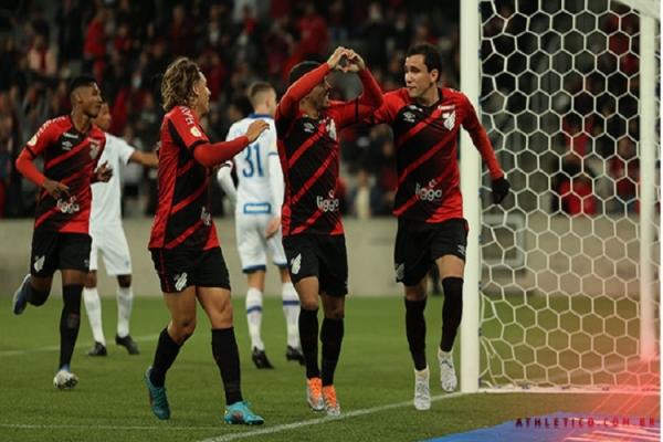 Nos primeiros momentos do segundo tempo, Willian Pottker cobrou pênalti com cavadinha e o goleiro Bento fez a defesa. Na sobra, o próprio Pottker foi derrubado por Khellven, o que(Imagem:Reprodução)