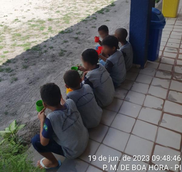 Alunos fazem refeições no chão de escola no interior do Piauí.(Imagem:Divulgação/TCE-PI)