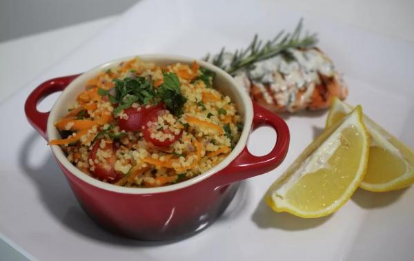  Cuscuz marroquino de legumes acompanhado de salmão grelhado, feito pela cozinheira Viviane Bianconi.(Imagem: Mariane Rossi/G1 )