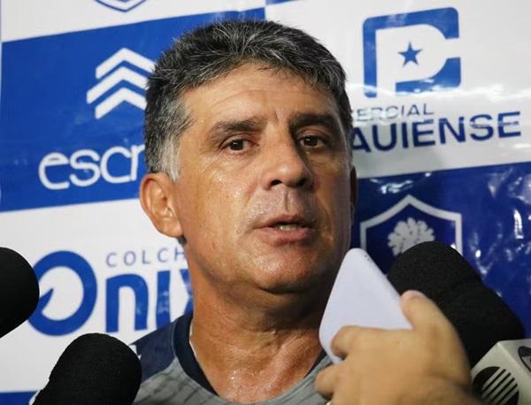 Wallace Lemos, técnico do Oeirense(Imagem:Wenner Tito)