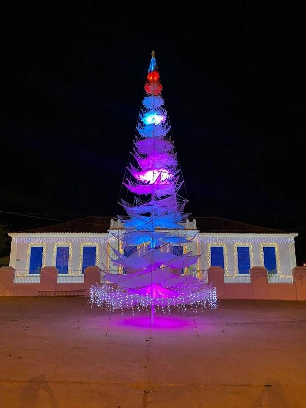 Artesãos montam árvore de Natal de 15 metros de altura com 400 redes no Norte do Piauí.(Imagem:Divulgação)
