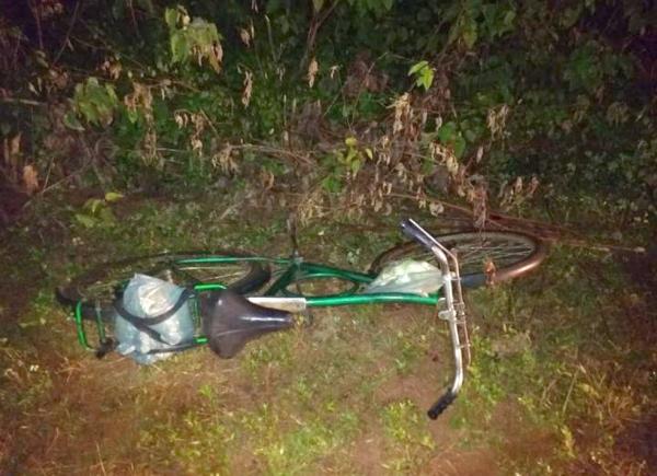 Francisco das Chagas estava em uma bicicleta quando foi perseguido por dois homens em uma moto. A bicicleta foi encontrada a cerca de 50 metros do local onde estava a vítima.(Imagem:Polícia Civil)