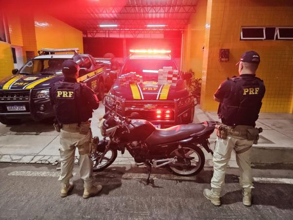 Na fiscalização foram encontrados uma motocicleta furtada, 62 cigarros eletrônicos (