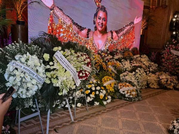 Coroas de flores para Preta Gil em velório no Theatro Municipal do Rio de Janeiro(Imagem:Quem)