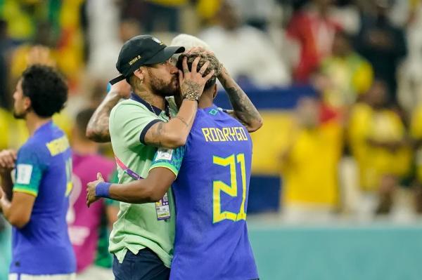 Neymar abraça Rodrygo após derrota do Brasil para Camarões.(Imagem:DeFodi Images)