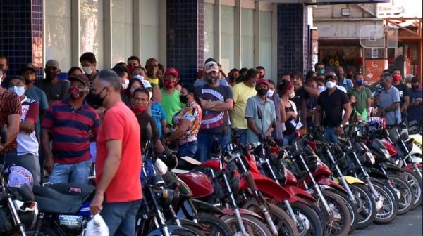  Aglomeração na espera para sacar auxílio emergencial em agência da Caixa no Centro de Teresina.(Imagem:Reprodução/TV Clube )